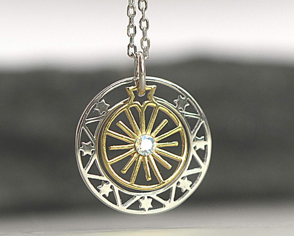 Zarte Halskette Sonne und Sternenkreis 585er vergoldetes Sterlingsilber mit Zirkonia-Kristallen